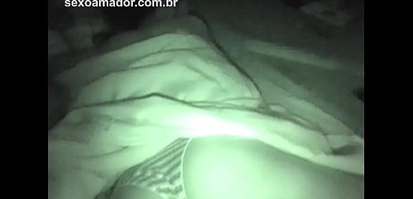  Padrasto entra clandestinamente no quarto da enteada e filma ela dormindo de calcinha